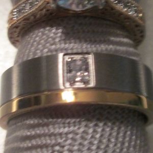 MEN’S BRUSHED SATIN SILVER/GOLD BAND –10 ¾-11 NWOT
